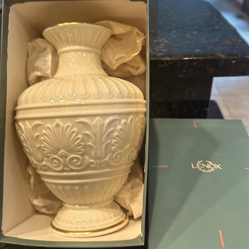 Lenox Athenian collection vase / gold trim